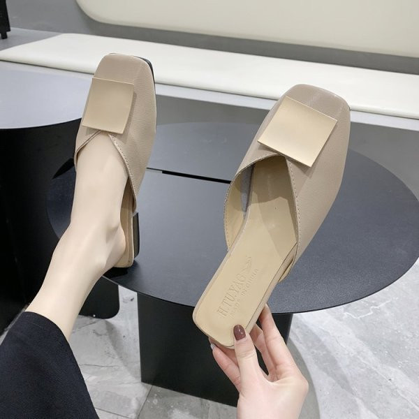 Moteriškos laisvalaikio odinės šlepetės plokščiu padu ir metalo apdaila