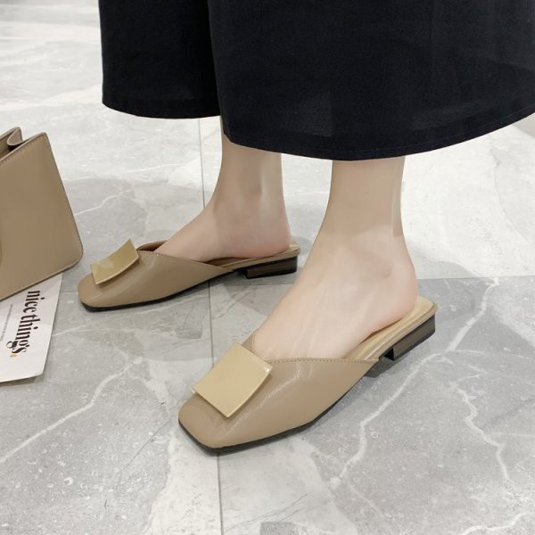 Moteriškos laisvalaikio odinės šlepetės plokščiu padu ir metalo apdaila