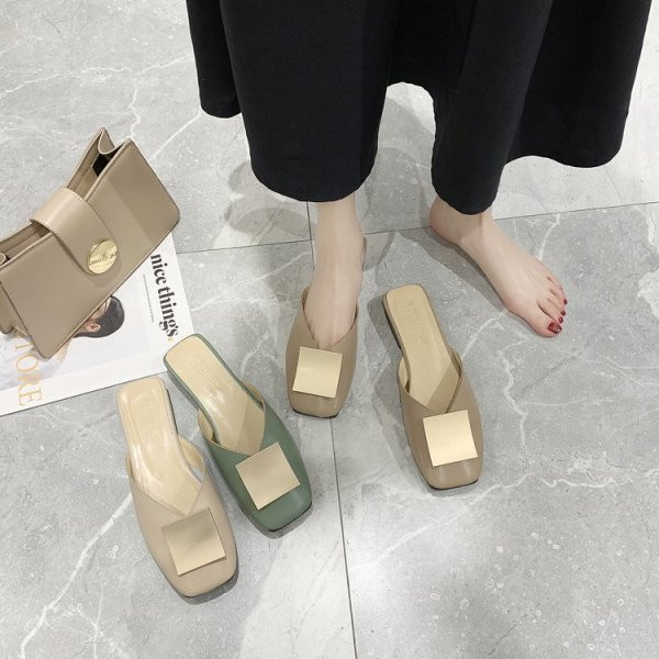 Moteriškos laisvalaikio odinės šlepetės plokščiu padu ir metalo apdaila