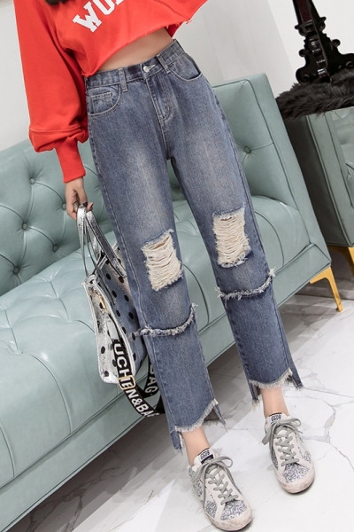 Naiste laiad kõrge vöökoha ja rebenenud motiividega teksad