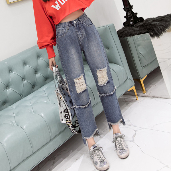 Naiste laiad kõrge vöökoha ja rebenenud motiividega teksad