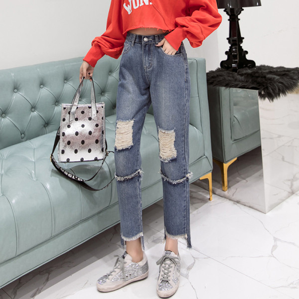 Naiste laiad kõrge vöökoha ja rebenenud motiividega teksad