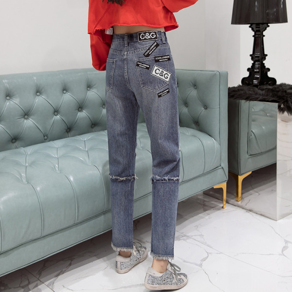 Naiste laiad kõrge vöökoha ja rebenenud motiividega teksad