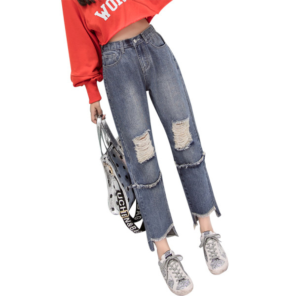 Naiste laiad kõrge vöökoha ja rebenenud motiividega teksad