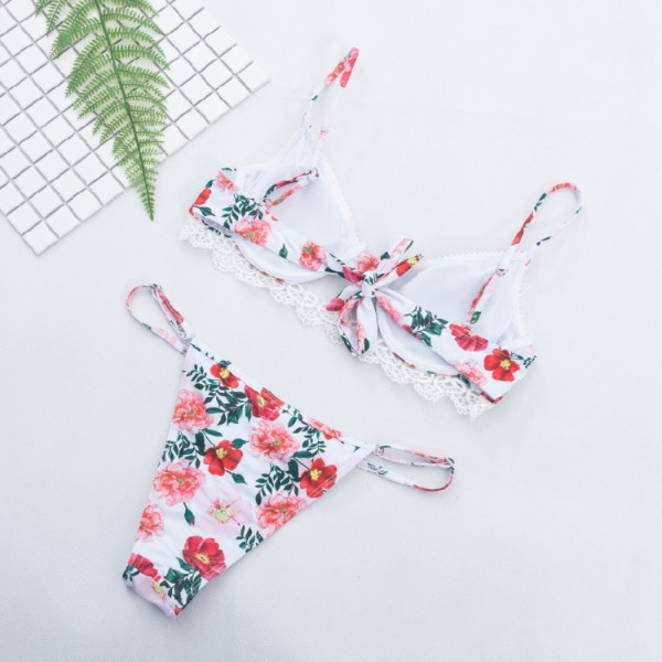 Costum de baie din două piese cu model floral și dantelă