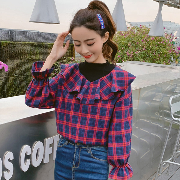 Stílusos női kockás ing fürtökkel és hosszú ujjakkal