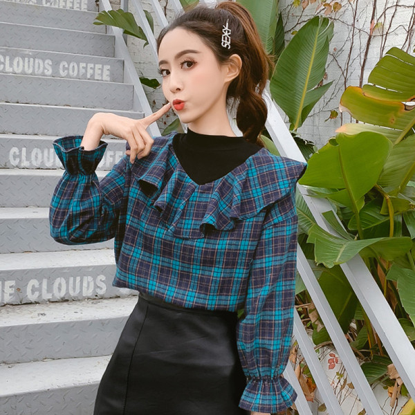 Stílusos női kockás ing fürtökkel és hosszú ujjakkal