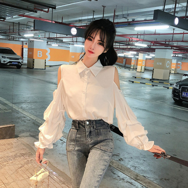 Jauna modeļa sieviešu krekls ar atkailinātiem pleciem un klasisku apkakli