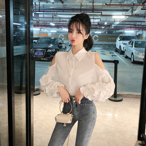 Jauna modeļa sieviešu krekls ar atkailinātiem pleciem un klasisku apkakli