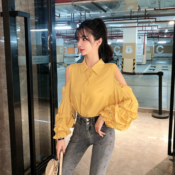 Jauna modeļa sieviešu krekls ar atkailinātiem pleciem un klasisku apkakli