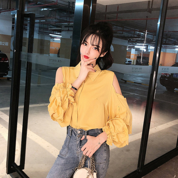 Jauna modeļa sieviešu krekls ar atkailinātiem pleciem un klasisku apkakli