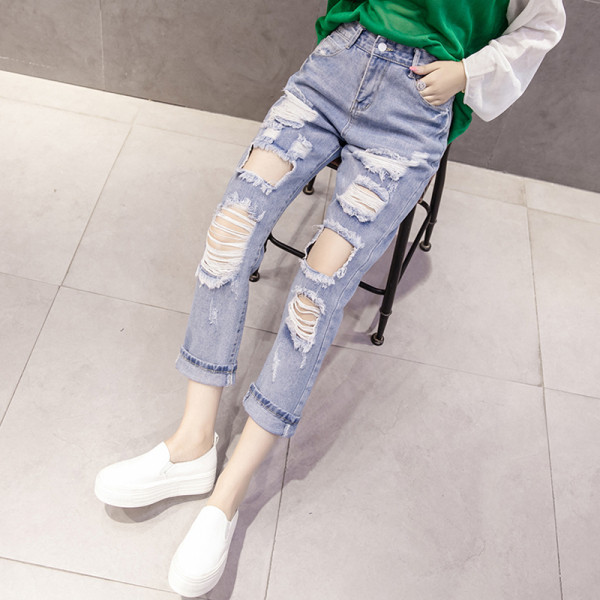 Нов модел дамски дънки със скъсани мотиви и висока талия