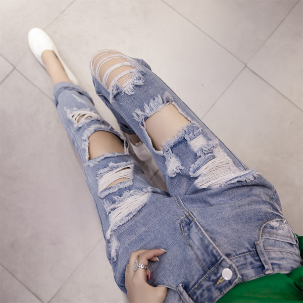 Нов модел дамски дънки със скъсани мотиви и висока талия