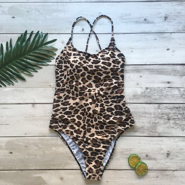 Teljes fürdőruha leopárd mintával és vékony pántokkal