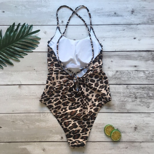 Teljes fürdőruha leopárd mintával és vékony pántokkal