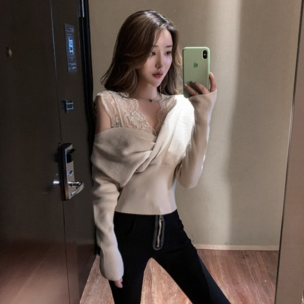 Šiuolaikinė moteriška palaidinė krentančiomis rankovėmis ir nėrinių elementais