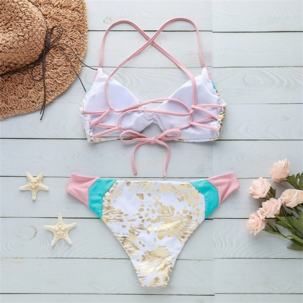 Moteriškas dviejų dalių maudymosi kostiumėlis su kryžminiais dirželiais nugaroje