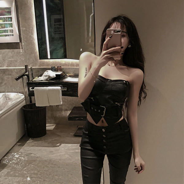 Moteriška odinė krūtinė su užtrauktuku ir diržu