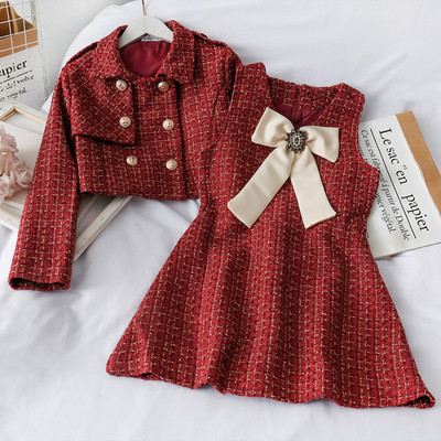 Stilingas moteriškas komplektas, kurį sudaro suknelė su kaspinu ir trumpas švarkas su sagomis