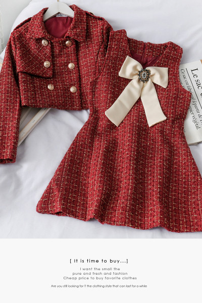 Stilingas moteriškas komplektas, kurį sudaro suknelė su kaspinu ir trumpas švarkas su sagomis