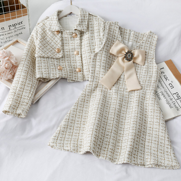 Stilingas moteriškas komplektas, kurį sudaro suknelė su kaspinu ir trumpas švarkas su sagomis