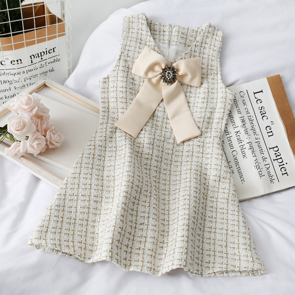 Stilingas moteriškas komplektas, kurį sudaro suknelė su kaspinu ir trumpas švarkas su sagomis