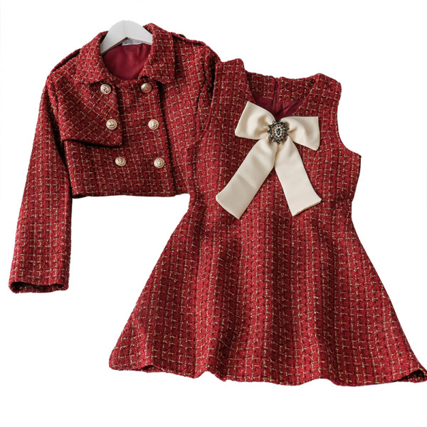 Stilingas moteriškas komplektas, kurį sudaro suknelė su kaspinu ir trumpas švarkas su sagomis