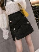 Rövid női szoknya hasítékkal és gombokkal