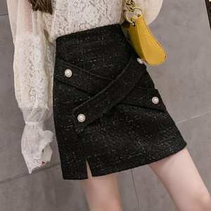 Rövid női szoknya hasítékkal és gombokkal