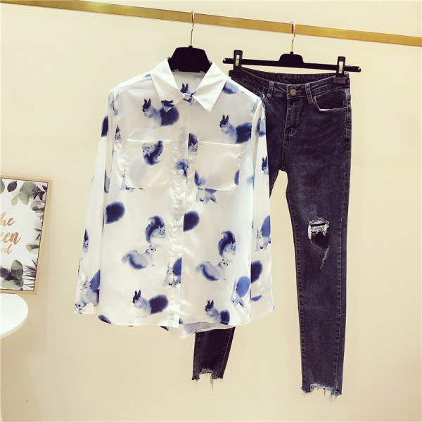 Sieviešu krekls ar krāsainu aplikāciju, kabatām un klasisku apkakli