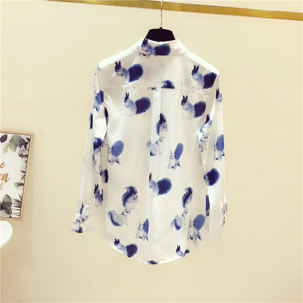 Sieviešu krekls ar krāsainu aplikāciju, kabatām un klasisku apkakli