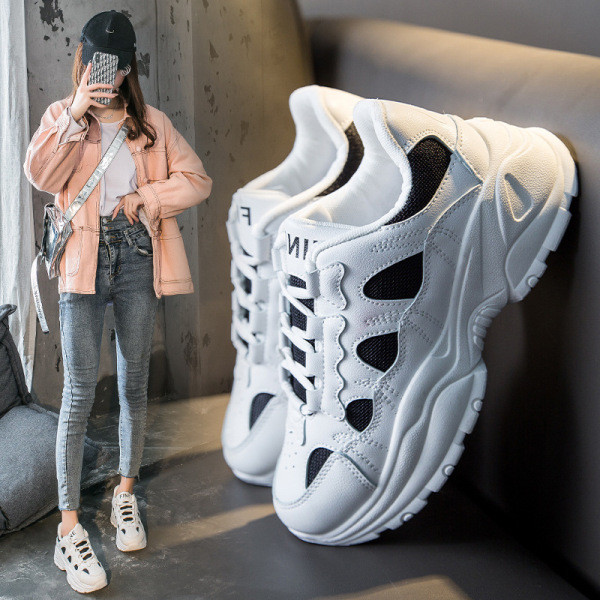 Moteriški laisvalaikio sportbačiai iš eko odos ir tekstilės šiurkščiu padu