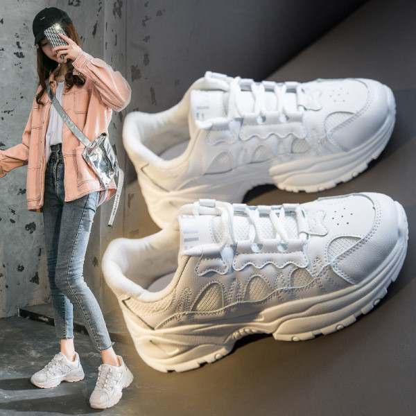 Moteriški laisvalaikio sportbačiai iš eko odos ir tekstilės šiurkščiu padu