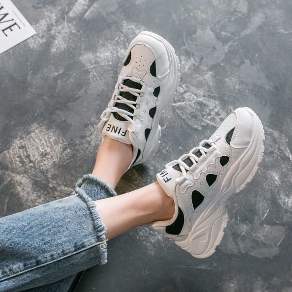 Moteriški laisvalaikio sportbačiai iš eko odos ir tekstilės šiurkščiu padu