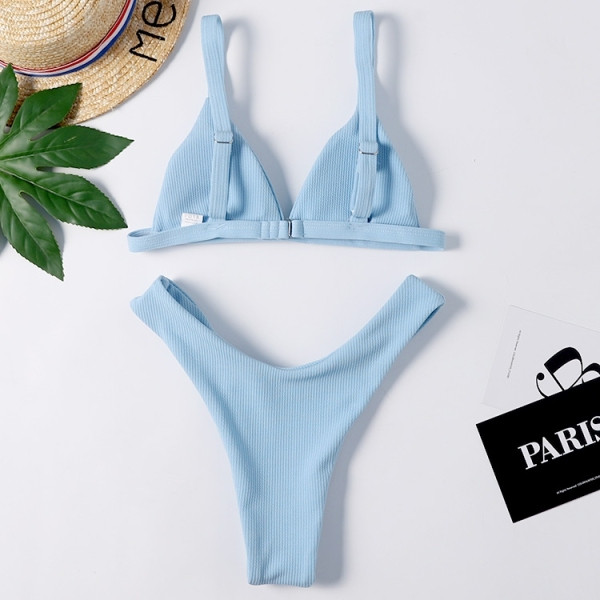 Costum de baie de damă din două piese cu top triunghiular