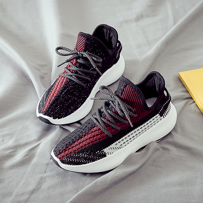 Ikdienas pavasara kedas no tekstila ar mežģīnēm