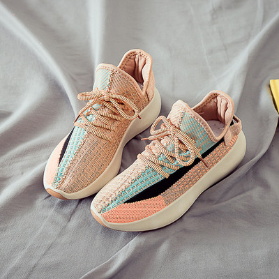 Ikdienas pavasara kedas no tekstila ar mežģīnēm