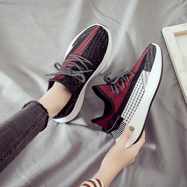 Ikdienas pavasara kedas no tekstila ar mežģīnēm