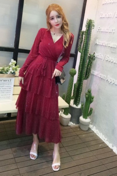 Hosszú női ruha spitz nyakkivágással és flitterekkel