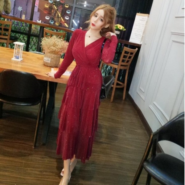 Hosszú női ruha spitz nyakkivágással és flitterekkel