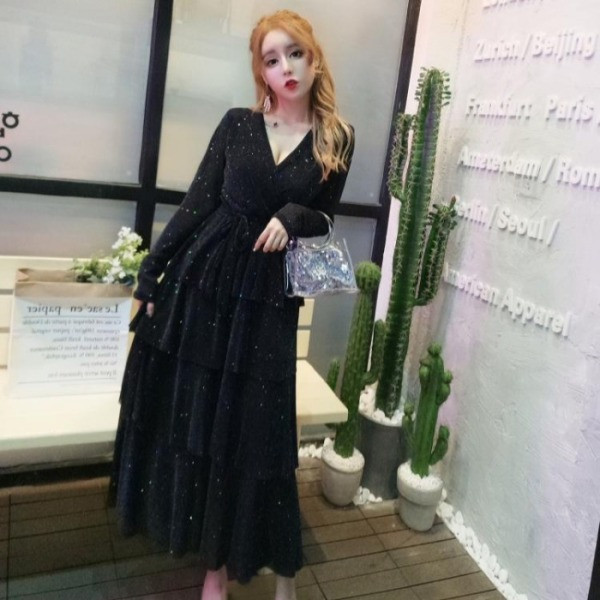 Hosszú női ruha spitz nyakkivágással és flitterekkel