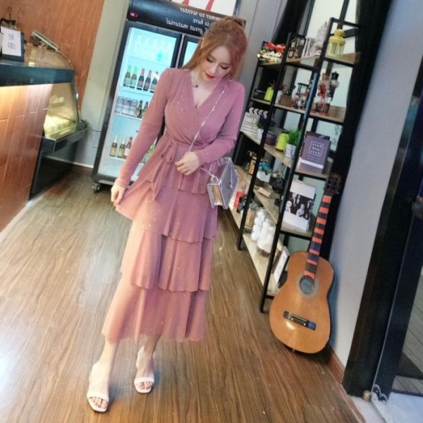 Hosszú női ruha spitz nyakkivágással és flitterekkel