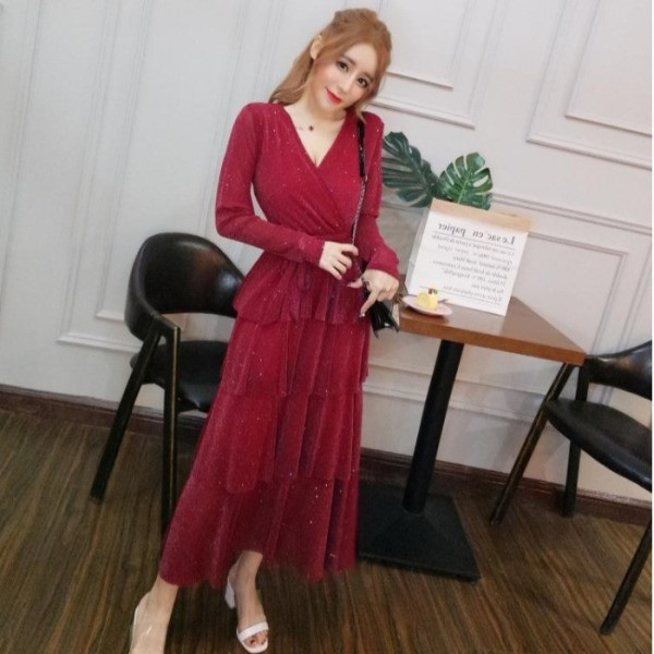 Hosszú női ruha spitz nyakkivágással és flitterekkel