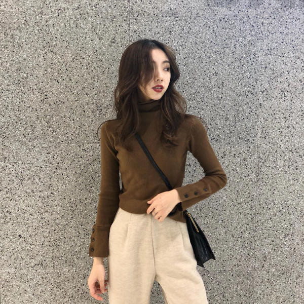 Napi női őszi-téli póló, az ujjakon gombokkal