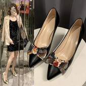 Pantofi ascuțiți de damă cu toc jos și panglică