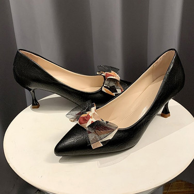 Pantofi ascuțiți de damă cu toc jos și panglică