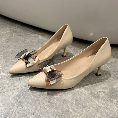 Pantofi ascuțiți de damă cu toc jos și panglică