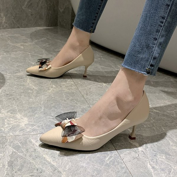 Pantofi ascuțiți de damă cu toc jos și panglică