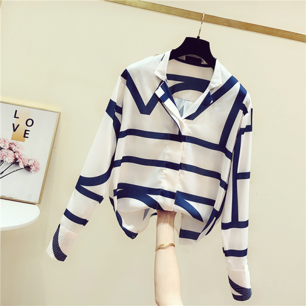 Dryžuoti moteriški pavasariniai marškiniai su klasikine apykakle