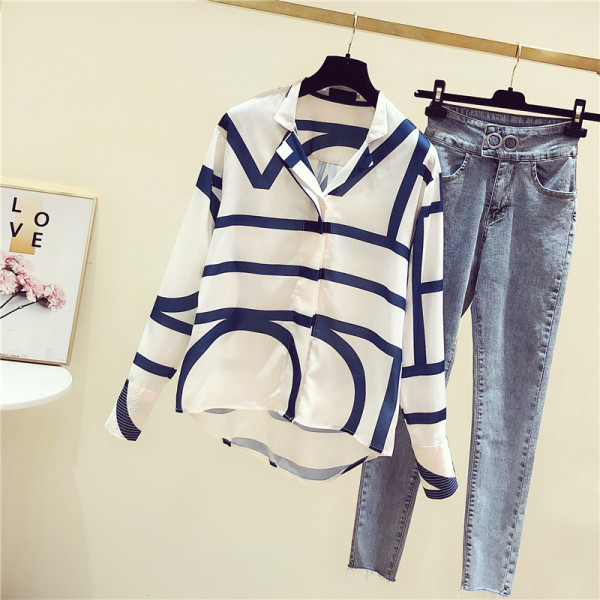 Dryžuoti moteriški pavasariniai marškiniai su klasikine apykakle